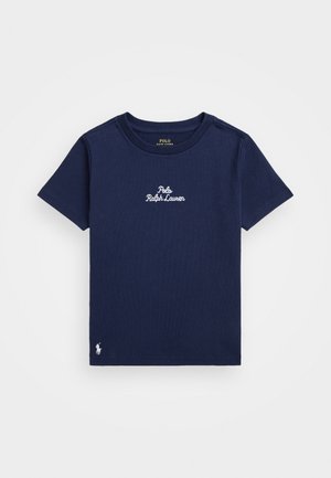 Granatowy krótki rękaw t-shirt z białym napisem "Polo Ralph Lauren" na piersi i małym białym logo gracza polo blisko dolnego brzegu.
