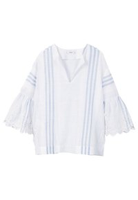 Blouse blanche à rayures verticales bleu clair, dotée d'un col en V et de manches évasées avec bordure en dentelle ajourée. Tissu doux et texturé.