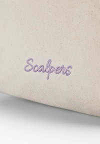 Borsa in tela di un leggero beige con logo "Scalpers" ricamato in viola. Texture liscia, materiale resistente, design minimalista.
