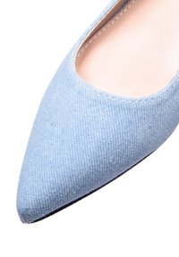 Scarpa in denim blu con punta affusolata, dotata di una fodera interna liscia e di una silhouette elegante, con cuciture lungo l'apertura e una suola nera.