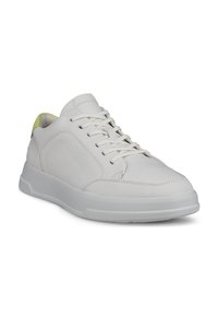 Białe sneakersy wykonane z gładkiej skóry, z teksturowanym noskiem i limonkowym akcentem na pięcie. W komplecie sznurówki oraz wyściełany kołnierz.