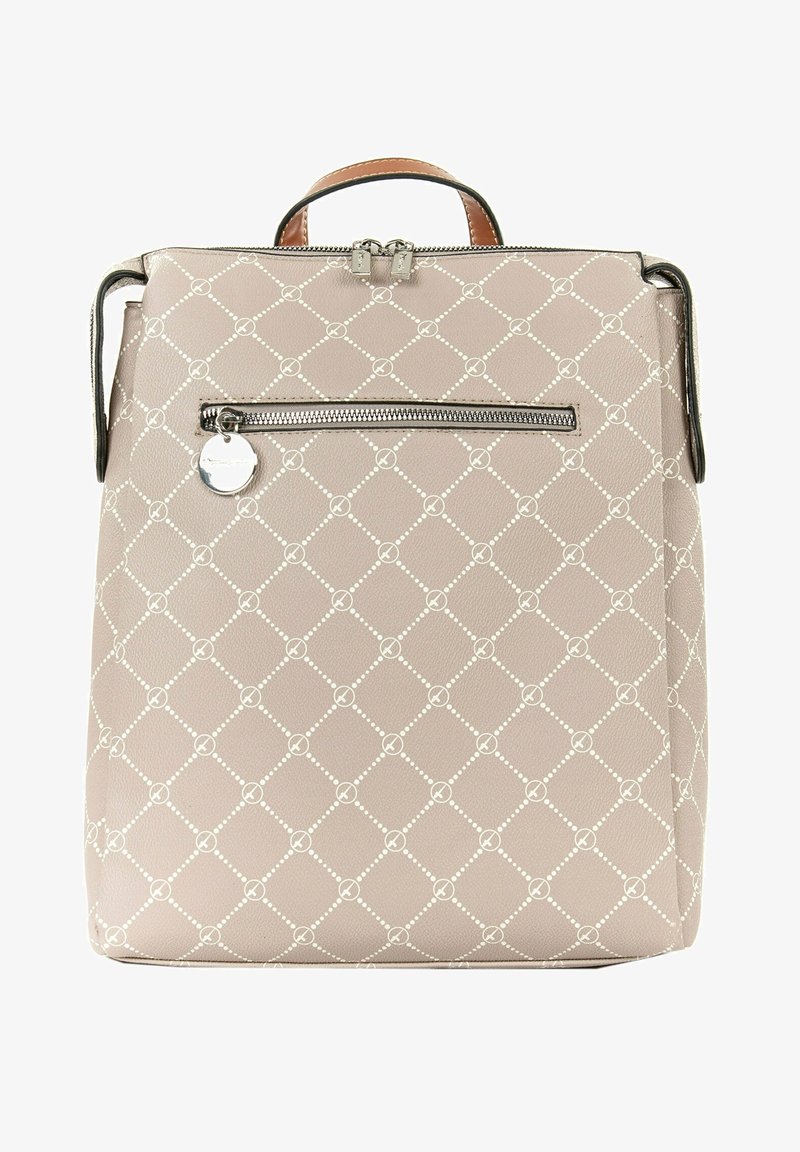 Sac à dos beige à motifs avec une poignée supérieure, une poche zippée horizontale à l'avant et un charm métallique circulaire sur la tirette.
