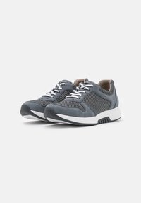 Graue Sportschuhe aus Mesh- und Wildledermaterialien, mit weißen Schnürsenkeln und einer weißen Zwischensohle. Abgerundete Zehenform und strukturierte Gummisohle.