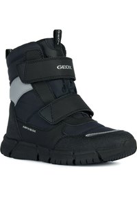 Botte noire imperméable avec des sangles Velcro, dotée d'une semelle en caoutchouc texturée, d'un collier rembourré et d'un panneau d'accent gris. Conçue pour la durabilité et le confort.