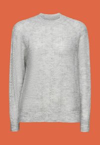 Lichtgrijze gebreide trui met ronde hals, met een textuurpatroon en lange mouwen op een oranje achtergrond.