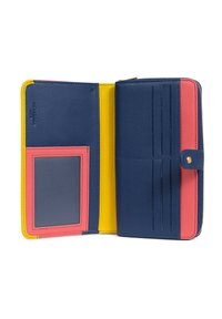Leren portemonnee in marineblauw, roze en geel. Beschikt over een sectie voor kaartsleuven, een ID-venster en een gestructureerde binnenkant. Ritsafsluiting zichtbaar.