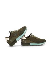 Zapatillas de deporte en verde oliva con paneles de ante y malla, acentos en menta en la suela y una suela texturizada negra. Detalles de hardware reflectantes visibles.