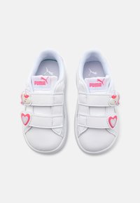 Hvite syntetiske sneakers med rosa aksenter, med borrelåsremmer. Dekorert med enhjørning og hjerte-design på remmene.