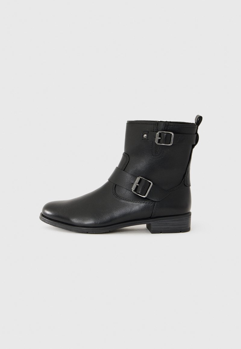 Bottine en cuir noir avec un bout arrondi, des sangles à boucle latérales et un petit talon carré. Texture lisse et design minimaliste.