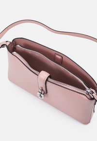 Borsa a tracolla in pelle rosa con una texture liscia, dotata di chiusura con zip, particolari in argento e bordo nero a contrasto. L'interno presenta una tasca con zip.