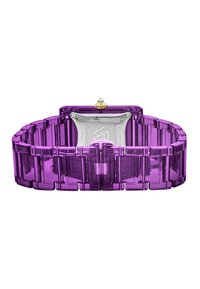Reloj de acrílico púrpura con caja rectangular, parte trasera transparente, corona dorada y una pulsera gruesa hecha de enlaces translúcidos interconectados.
