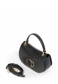 Czarna skórzana torebka o chropowatej teksturze, ze złotymi akcentami, górnym uchwytem i odpinanym paskiem na ramię. Detal w formie owalnego zapięcia.