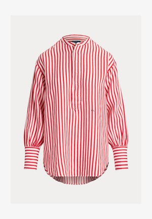 Camicia bianca a maniche lunghe con righe rosse verticali, abbottonatura frontale, colletto alto arrotondato e polsini larghi a righe.
