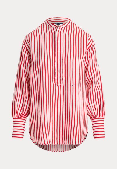 Bielá košeľa s dlhými rukávmi s vertikálnymi červenými pruhmi, zapínaním na gombíky, vysokým zaobleným golierom a širokými prúžkovanými manžetami.