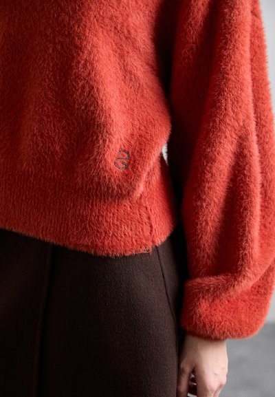 Stine Goya LONG SLEEVE NECKLINE COLLAR JUMPER,FLUFFY MONOGRAM - Jumper - red ochre