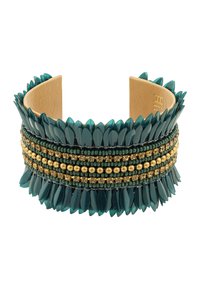 Bracelet en teal avec des accents en forme de feuille superposés, des perles dorées et vertes, et un intérieur beige lisse. Design audacieux avec des détails texturés.