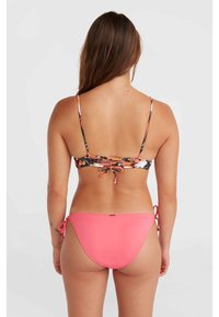 Bikini set s cvetličnim vzorcem na vrhu, ki ima nastavljive naramnice in zavezovanje na hrbtu; enobarvni roza spodnji del z bočnimi zavezovanji, izdelan iz raztegljivega materiala.
