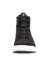 Svart hög sneaker med texturerad syntetisk ovandel, rund tå, vit gummisula och kontrasterande sömmar. Har snörning och en logotyp på tungan.