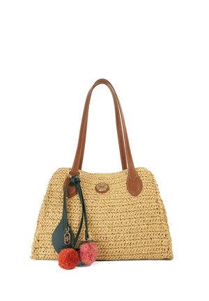Sac cabas en paille tressée avec poignées en cuir marron et étiquette décorative en cuir vert ornée de pompons rouges et roses.