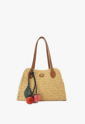 Sac cabas en paille tressée avec poignées en cuir marron et étiquette décorative en cuir vert ornée de pompons rouges et roses.