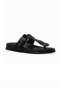 Sort thongsandal lavet af glat syntetisk materiale, med en bred rem og detaljer i sølvfarvet metal spænde på siden. Flad sål.
