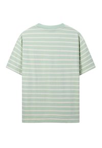 T-shirt rayé vert clair, avec des manches courtes, un col rond et un tissu doux. Les rayures alternent entre un vert pâle et un blanc.