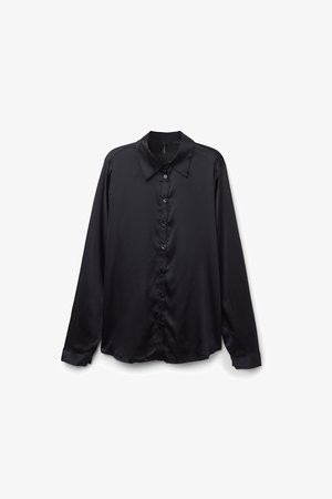 Czarna satynowa koszula z długim rękawem, klasycznym kołnierzykiem, zapinana na guziki z przodu, o gładkiej fakturze, dopasowanym kroju i bez zdobień.