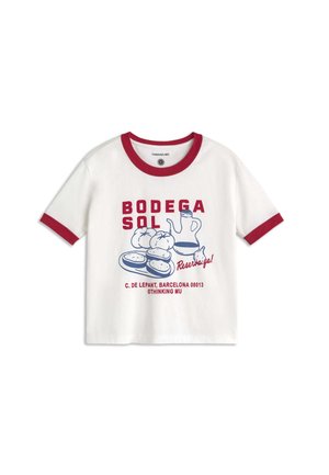 T-shirt blanc à manches courtes avec bordure rouge, texte rouge "Bodega Sol", illustration bleue de nourriture et bouteille, et texte rouge supplémentaire en bas.