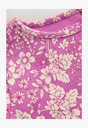Tkanina vijolične barve z vzorcem cvetja, kremasto obarvani cvetovi, teksturiran rebrasti material in okrogli izrez z zgornjim šivom.