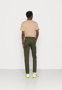 Scotch & Soda MOTT CONTAINS - Hlače chino - military