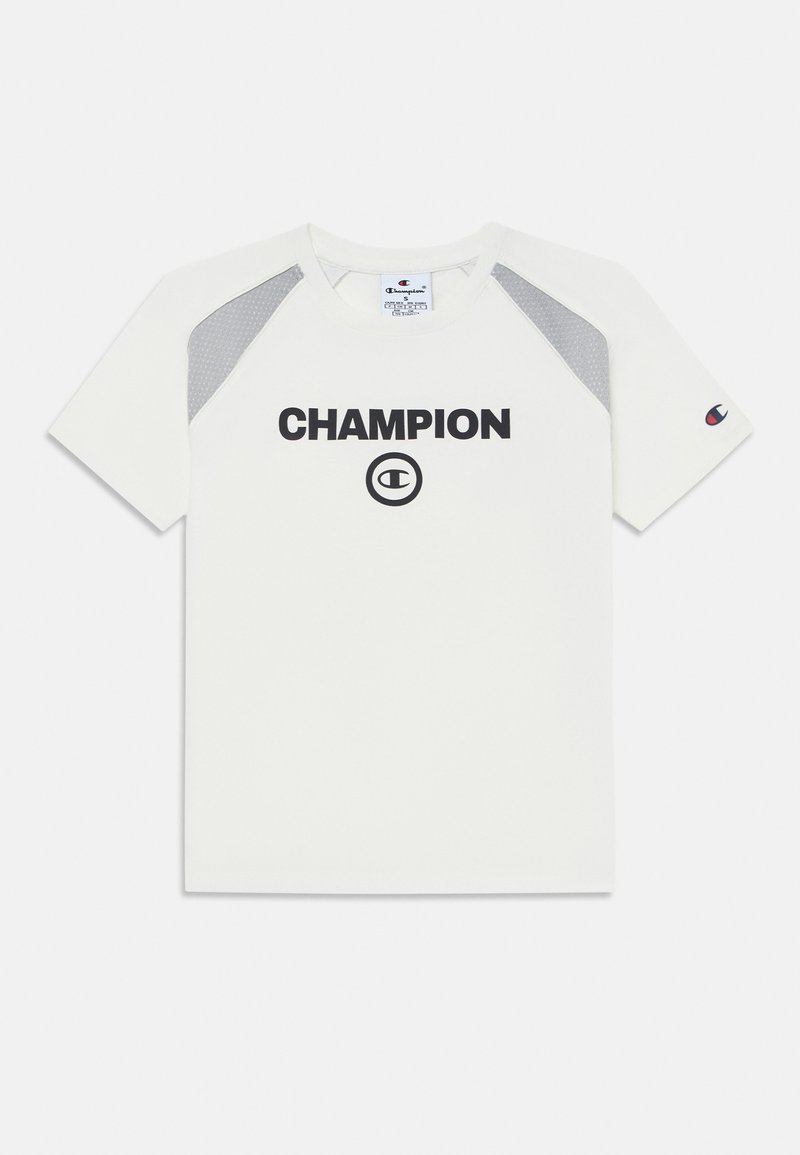 T-shirt branca de mangas curtas com acentos em rede cinza nos ombros e o logótipo "CHAMPION" em preto na parte frontal. O tecido parece suave.