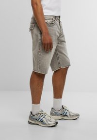 True Religion RICKY SN FLAP FRAY HEM - Denim shorts - grey