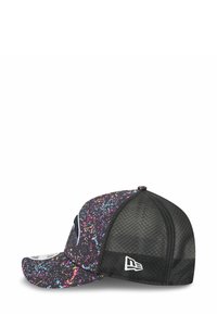 Casquette noire avec un motif éclaboussé en rose, bleu et jaune. Dos en mesh et visière incurvée avec des accents de logo sur les côtés.