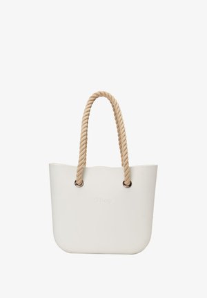 Sac fourre-tout en caoutchouc blanc avec un bord supérieur ondulé. Équipé de poignées enrope beige torsadé et d'œillets en métal. Nom de la marque embossé sur le devant.