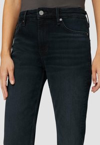 Donkerdenim jeans met een slim fit, met een klassieke vijf-pocket ontwerp, metalen knoopsluiting en ton-sur-ton stiksels. Glad oppervlak, geen zichtbare patronen.