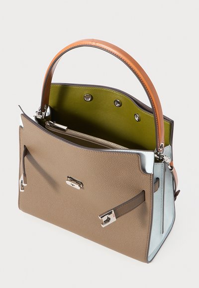 Ljusbrun läderhandväska med en beige handtag, texturerad yta, grön inredning, silverfärgade detaljer och en ficka med dragkedja.