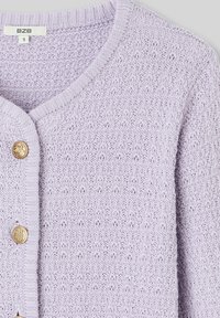 Cardigan en maille lilas avec un motif texturé, un col en V et des boutons dorés. Étiquette de taille visible : BZB S.