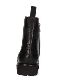 Bota negra hasta el tobillo con acabado texturizado tipo reptil en cuero, cierre trasero con cremallera y detalle elástico. Suela gruesa con un pequeño tacón.