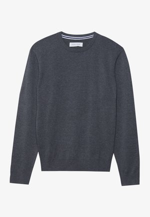 Grauer Strickpullover mit Rundhalsausschnitt, langen Ärmeln und gerippten Bündchen. Verfügt über eine subtile Textur und ein Etikett am Hals.