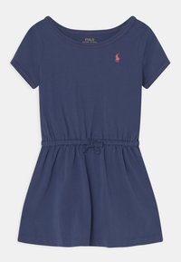 Tummansininen lyhythihainen mekko, jossa on joustava vyötärö ja pieni vaaleanpunainen Polo Ralph Lauren -logo rinnassa.
