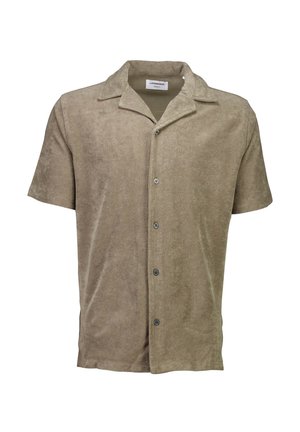 Chemise à col à manches courtes en tissu doux de couleur marron clair, dotée d'un bouton sur le devant, d'une texture lisse et d'une coupe décontractée.