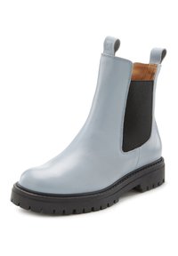 Helleblaue Leder-Chelsea-Stiefel mit schwarzen elastischen Seitenpanels, braunem Innenfutter und schwarzer Gummisohle mit einem strukturierten Profilmuster.