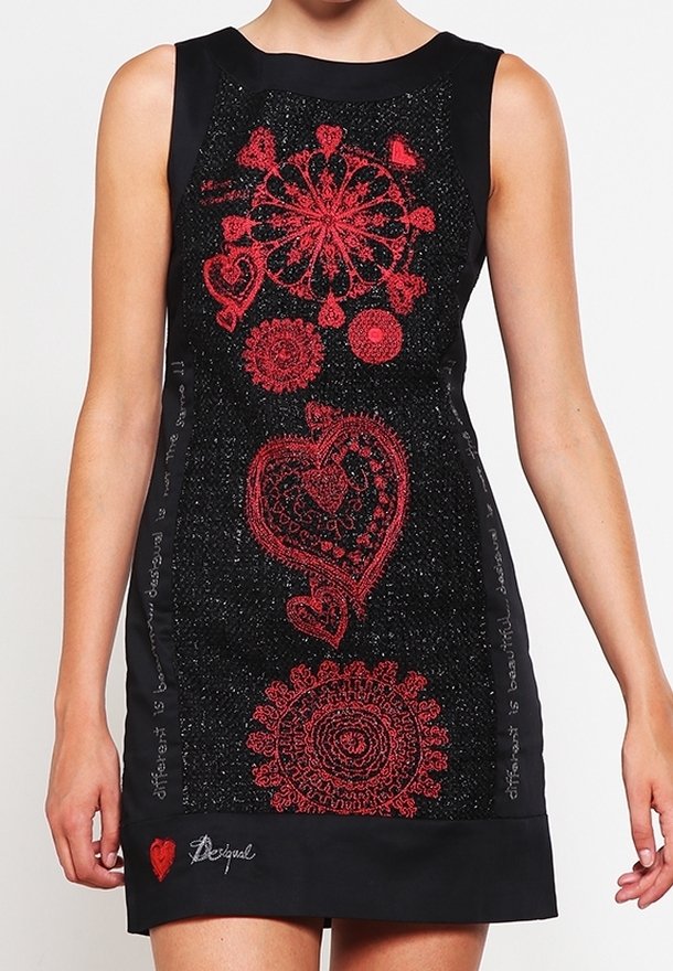 Svart ärmlös klänning med röda, intrikata hjärt- och cirkulära blommönster på framsidan, samt texten "olika är vackert" på sidorna.