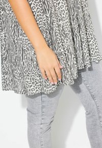 Ulla Popken ANIMAL SHORT SLEEVE  - Tunika - snow white