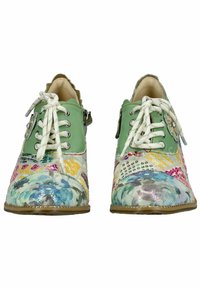 Scarpe stringate multicolori con tomaia in pelle verde, patchwork di tessuti con motivi floreali e astratti, e dettagli hardware decorativi.