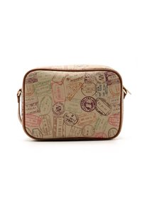 Borsa a tracolla rettangolare beige con angoli arrotondati, coperta da timbri da viaggio multicolori in stile passaporto e una sottile tracolla marrone.