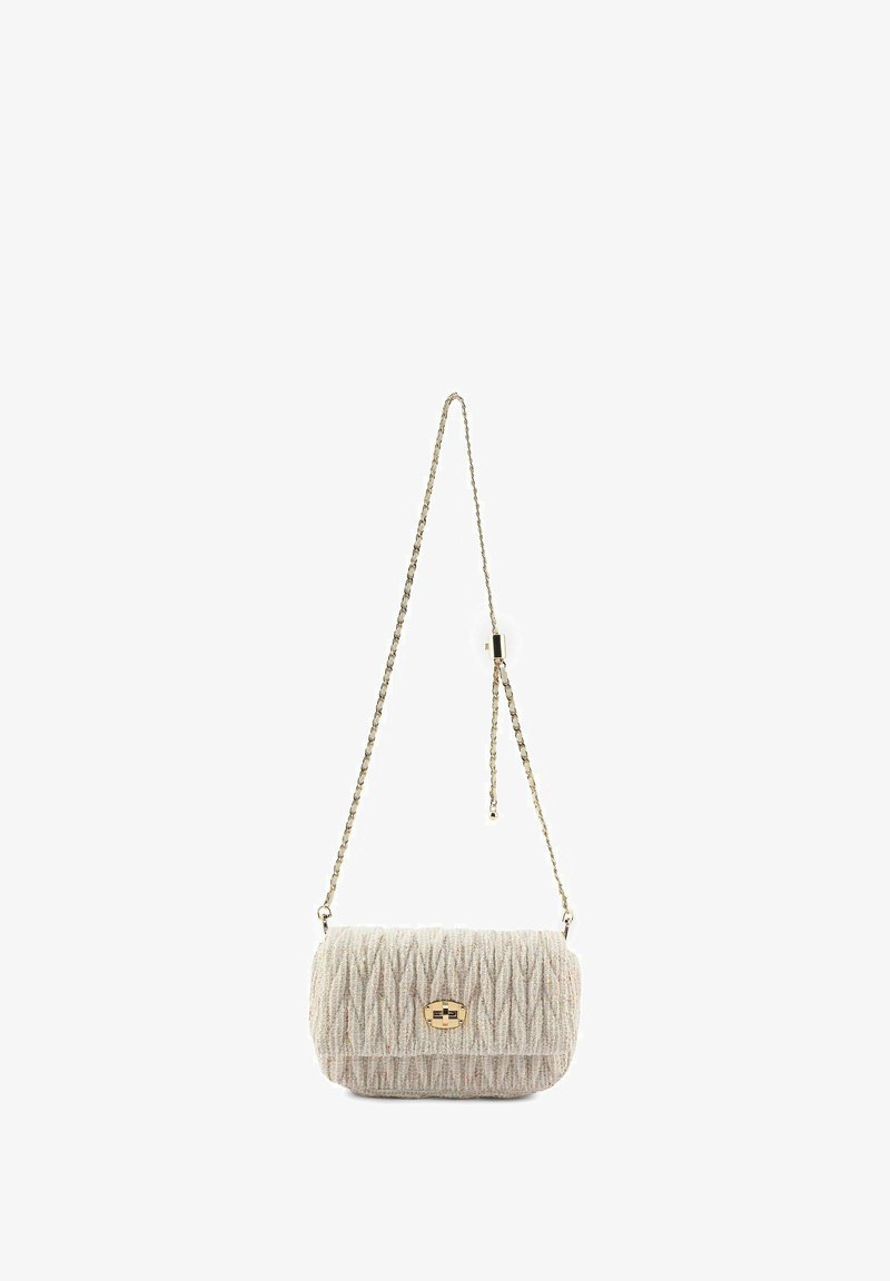 Kleine beige gewebte Umhängetasche mit goldfarbenem Kettenriemen und Drehverschluss.