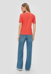 s.Oliver MIT SCHRIFT - T-shirt basic - hellorange