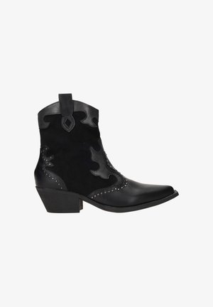 Zwarte cowboystiefels gemaakt van suede en leer. Kenmerken zijn decoratieve stiksels, studaccents, een puntige neus en een korte gestapelde hak.