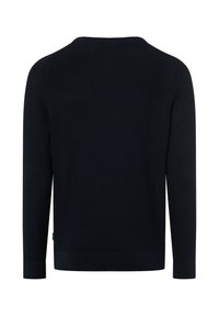 Granatowy sweter dziany, z fakturowanym wzorem, długie rękawy, okrągły dekolt, ściągacz na dole i mankietach, luźny krój, metka po lewej stronie.